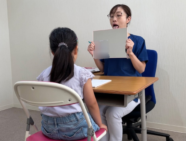 言語聴覚士が実践したり、文字やイラストを用いたりしながら説明しま