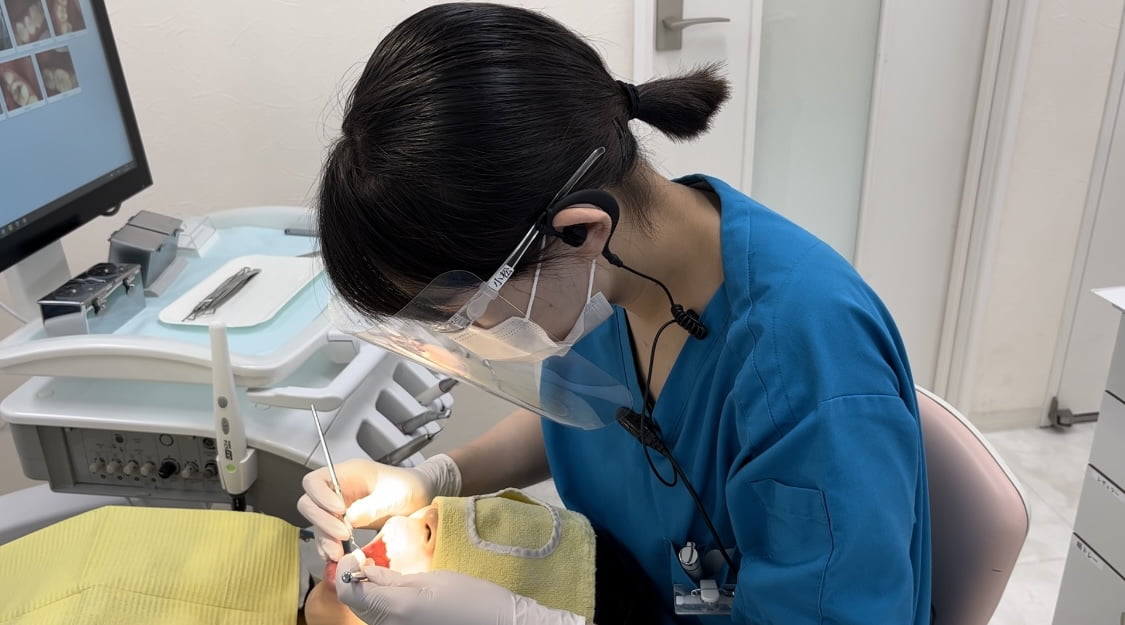当院の歯科衛生士による診療を撮影したものです。※患者様の許可をいただいたおります。
